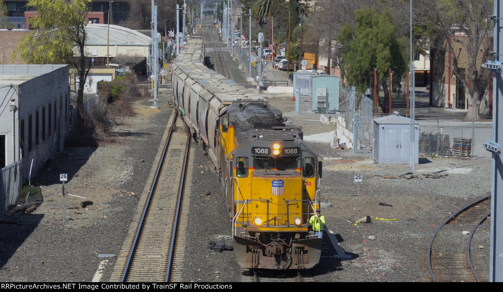 UP 1088 Leads the LSF51 16